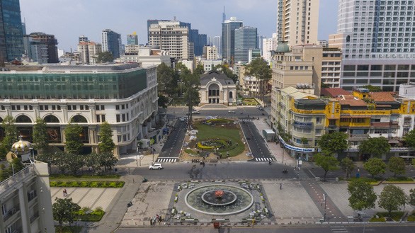 C&ocirc;ng vi&ecirc;n Lam Sơn ph&iacute;a tr&ecirc;n ga ngầm Nh&agrave; h&aacute;t TP (tuyến metro số 1 Bến Th&agrave;nh - Suối Ti&ecirc;n) ng&agrave;y 25-4-2020 - Ảnh: QUANG ĐỊNH