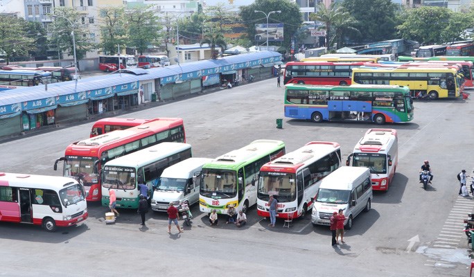 Sau gần 1 th&aacute;ng tạm ngưng, xe kh&aacute;ch hoạt động trở lại tại Bến xe Miền Đ&ocirc;ng ng&agrave;y 23/4