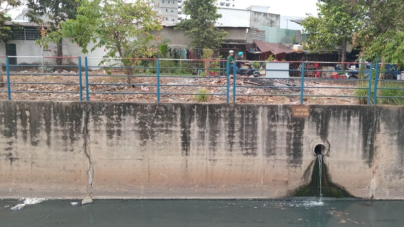 Nước thải sinh hoạt trong khu d&acirc;n cư phường Linh Trung, TP Thủ Đức xả ra suối Nhum. Ảnh: MINH HẢI