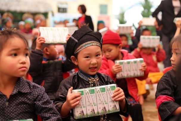 Trong 14 năm qua chương tr&igrave;nh Quỹ sữa Vươn cao Việt Nam đ&atilde; trao tặng sữa cho hơn 479 ng&agrave;n trẻ em c&oacute; ho&agrave;n cảnh kh&oacute; khăn tr&ecirc;n cả nước