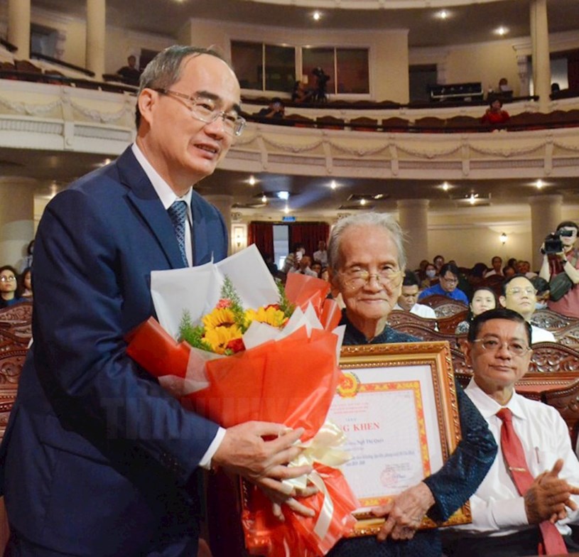 B&iacute; thư Th&agrave;nh ủy TPHCM Nguyễn Thiện Nh&acirc;n biểu dương Mẹ Việt Nam anh h&ugrave;ng Ng&ocirc; Thị Qu&yacute;t &ndash; gương điển h&igrave;nh học tập v&agrave; l&agrave;m theo tư tưởng, đạo đức, phong c&aacute;ch Hồ Ch&iacute; Minh.