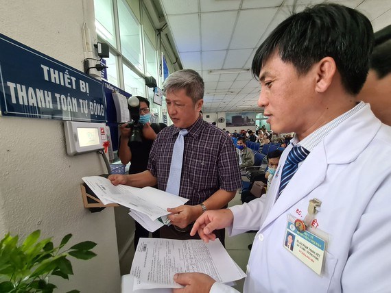 Thứ trưởng Bộ Y tế Nguyễn Trường Sơn đăng k&yacute; kh&aacute;m chữa bệnh tại Bệnh viện Chợ Rẫy