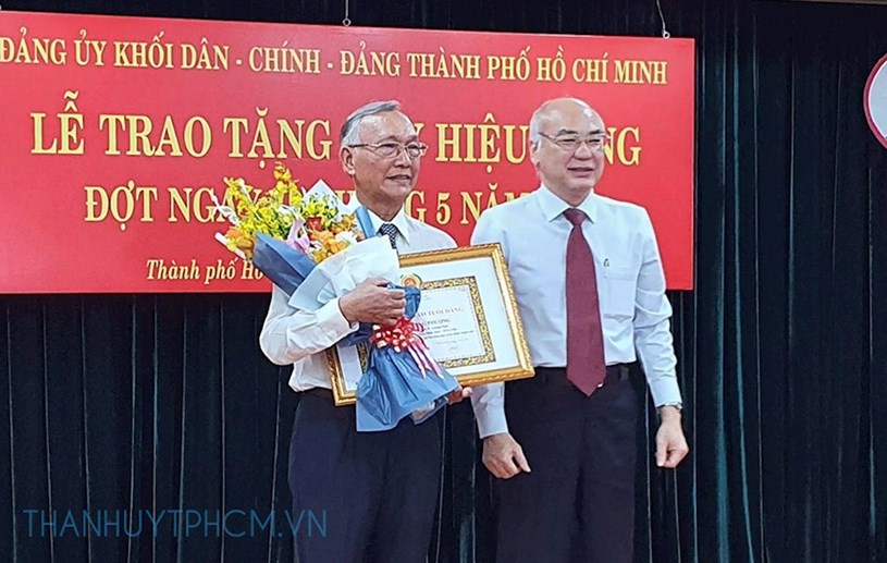 Trưởng Ban Tuy&ecirc;n gi&aacute;o Th&agrave;nh ủy TPHCM Phan Nguyễn Như Khu&ecirc; trao Huy hiệu cho đảng vi&ecirc;n tại buổi lễ