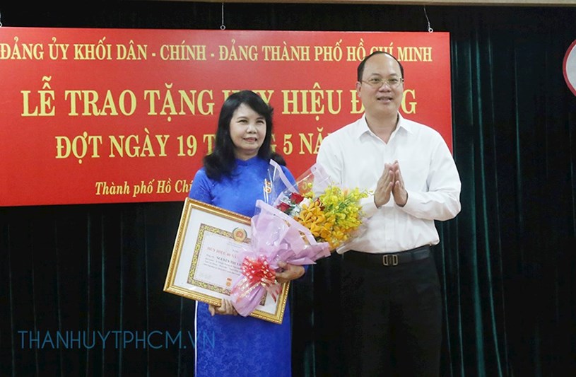Trưởng Ban Tổ chức Th&agrave;nh ủy TPHCM Nguyễn Hồ Hải trao Huy hiệu Đảng cho đảng vi&ecirc;n tại bu&ocirc;i lễ