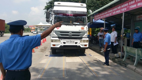 Kiểm tra tải trọng phương tiện tại Trạm c&acirc;n số 3 tr&ecirc;n đường Nguyễn Văn Linh. Ảnh: HUY KH&Aacute;NH