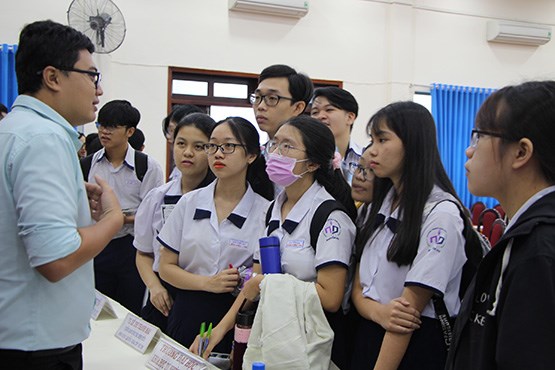 HS lớp 12, Trường THPT Nguyễn Du đặt c&acirc;u hỏi với chuy&ecirc;n gia về&nbsp;việc du học tại chỗ