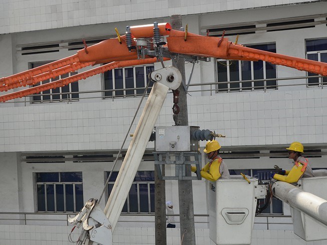 EVNHCMC thực hiện sửa chữa Live - Line (sửa chữa tr&ecirc;n đường d&acirc;y đang mang điện) để đảm bảo cung cấp điện li&ecirc;n tục cho người d&acirc;n. Ảnh: EVNHCMC