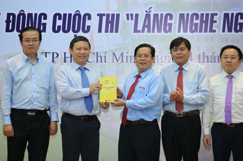 Ph&oacute; Chủ tịch UBND TP HCM Dương Anh Đức (thứ 2 từ tr&aacute;i sang) nhận cuốn s&aacute;ch &ldquo;Lắng nghe người d&acirc;n hiến kế&rdquo; tập hợp 50 b&agrave;i viết chất lượng của c&aacute;c chuy&ecirc;n gia, nh&agrave; khoa học v&agrave; bạn đọc của B&aacute;o Người Lao Động Ảnh: HO&Agrave;NG TRIỀU