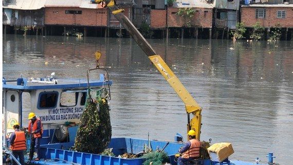 Thu gom r&aacute;c tr&ecirc;n k&ecirc;nh rạch tại TPHCM. Ảnh: CAO THĂNG