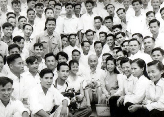 Chủ tịch Hồ Ch&iacute; Minh với c&aacute;c nh&agrave; b&aacute;o, năm 1960. (Ảnh: Tư liệu TTXVN)