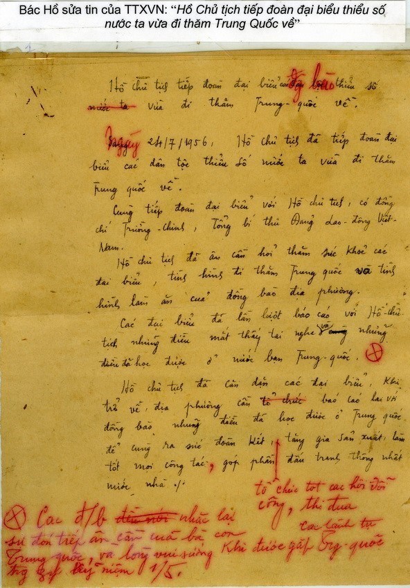 B&aacute;o ch&iacute; l&agrave; k&ecirc;nh th&ocirc;ng tin v&ocirc; c&ugrave;ng quan trọng của Chủ tịch Hồ Ch&iacute; Minh, trong đ&oacute; B&aacute;c lu&ocirc;n d&agrave;nh t&igrave;nh cảm, sự quan t&acirc;m đặc biệt cho Việt Nam Th&ocirc;ng tấn x&atilde; (nay l&agrave; Th&ocirc;ng tấn x&atilde; Việt Nam). D&ugrave; bận trăm c&ocirc;ng ngh&igrave;n việc, hằng ng&agrave;y, B&aacute;c vẫn d&agrave;nh thời gian nghe đ&agrave;i, đọc bản tin của VNTTX. B&aacute;c đ&atilde; nhiều lần tự tay sửa từng c&acirc;u, từng từ, duyệt tin b&agrave;i, căn dặn về nghề với ph&oacute;ng vi&ecirc;n VNTTX. Trong ảnh: B&uacute;t t&iacute;ch B&aacute;c Hồ sửa tin của TTXVN. (Ảnh: Tư liệu TTXVN)