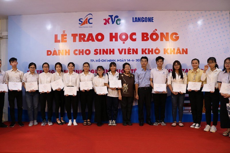 &Ocirc;ng L&ecirc; Xu&acirc;n Dũng, Gi&aacute;m đốc Trung t&acirc;m Hỗ trợ HS, SV TP.HCM (thứ 6 từ phải sang) trao học bổng cho sinh vi&ecirc;n. Ảnh: &Aacute;NH TRINH