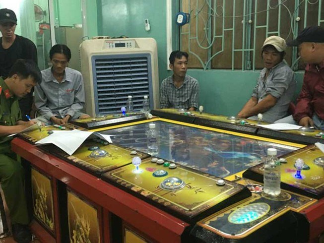 H&igrave;nh sự đặc nhiệm v&agrave; H&igrave;nh sự đặc nhiệm hướng Nam kiểm tra tiệm game bắn c&aacute; ở quận 7. Ảnh: NGUYỄN TR&Agrave;