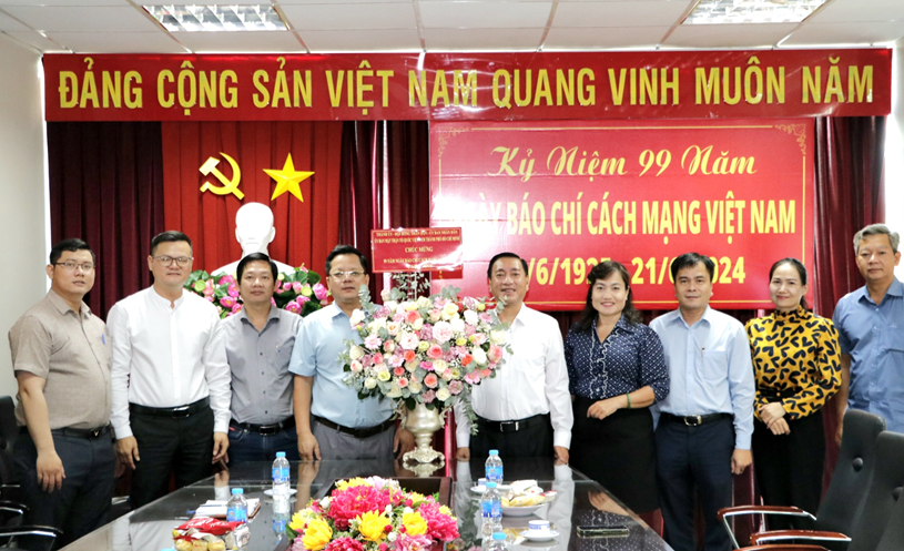 Ph&oacute; Chủ tịch HĐND TP Phạm Th&agrave;nh Ki&ecirc;n c&ugrave;ng đo&agrave;n c&ocirc;ng t&aacute;c tặng hoa ch&uacute;c mừng tập thể Cơ quan Tạp ch&iacute; Cộng sản ph&iacute;a Nam nh&acirc;n dịp 21.6. Ảnh: Ng&ocirc; B&igrave;nh