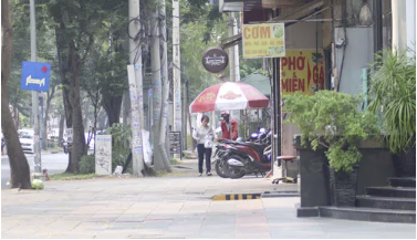 Cho kinh doanh, bu&ocirc;n b&aacute;n tr&ecirc;n vỉa h&egrave; ngo&agrave;i việc phải c&oacute; giấy ph&eacute;p v&agrave; đ&oacute;ng ph&iacute; th&igrave; phải bảo đảm kh&ocirc;ng gian c&ograve;n lại cho người đi bộ