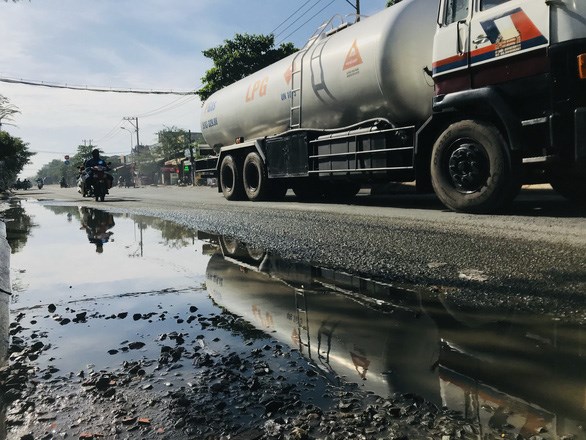 D&ugrave; trời kh&ocirc;ng mưa, đường Huỳnh Tấn Ph&aacute;t bị ngập nước v&igrave; mặt đường thấp hơn triều cường - Ảnh: VĂN B&Igrave;NH