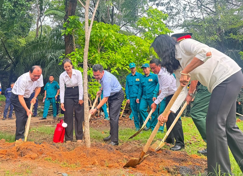 C&aacute;c đại biểu trồng c&acirc;y xanh ven ao, hồ, k&ecirc;nh, rạch gắn với đường phố tr&ecirc;n địa b&agrave;n quận 7 năm 2024