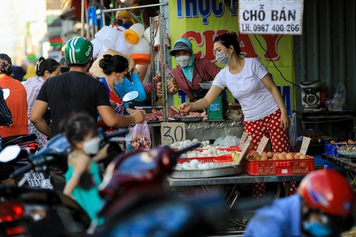 Tạm ngưng hoạt động đối với to&#224;n bộ c&#225;c h&#224;ng h&#243;a kh&#244;ng thiết yếu tại c&#225;c chợ truyền thống