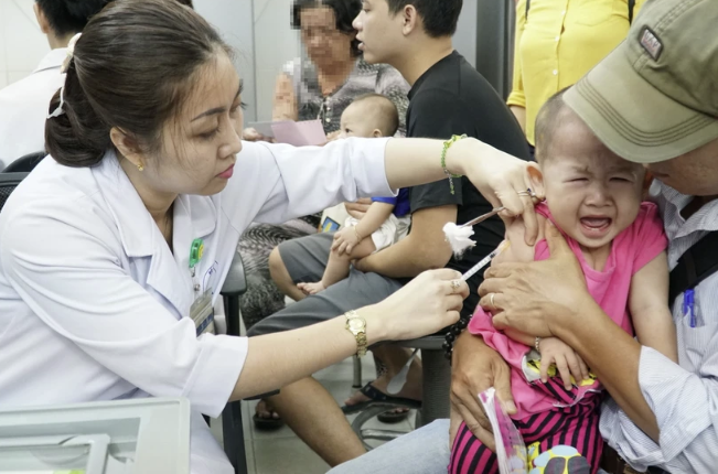 Ti&ecirc;m vaccine cho trẻ tại Viện Pasteur Th&agrave;nh phố Hồ Ch&iacute; Minh. (Ảnh: Phương Vy/TTXVN)