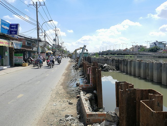 C&ocirc;ng tr&igrave;nh thi c&ocirc;ng một g&oacute;i thầu tr&ecirc;n địa b&agrave;n quận 8 thuộc dự &aacute;n cải thiện m&ocirc;i trường nước TP.HCM giai đoạn 2. Ảnh: THU TRINH