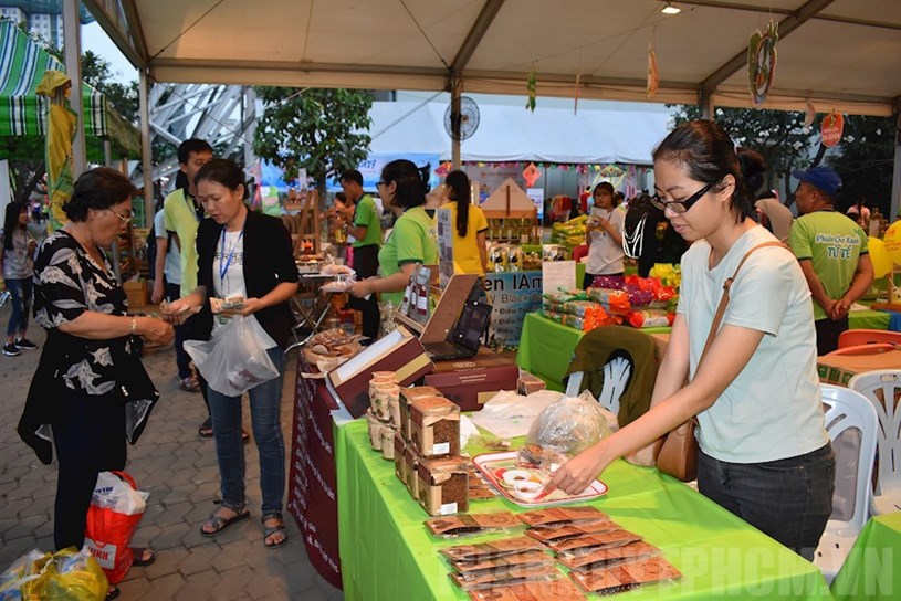 Người d&acirc;n mua h&agrave;ng h&oacute;a tại một hội chợ triển l&atilde;m/ Thanhuytphcm.vn