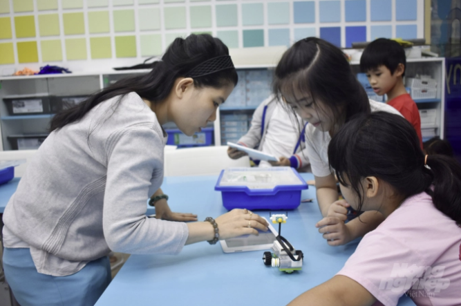 Trẻ tham gia lớp STEM Robotics tại Thư viện Khoa học Tổng hợp TP.HCM. Ảnh:&nbsp;Th&ugrave;y L&acirc;m.