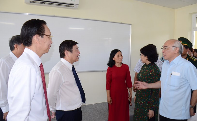 L&#227;nh đạo TPHCM thăm hỏi gia đ&#236;nh ch&#237;nh s&#225;ch v&#224; tặng thiết bị trường học tại C&#244;n Đảo