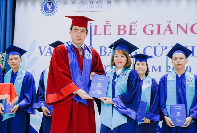 TS L&ecirc; Trường Sơn, Ph&oacute; Hiệu trưởng Trường ĐH Luật TP.HCM, trao bằng tốt nghiệp cho c&aacute;c t&acirc;n cử nh&acirc;n. Ảnh: NTCC