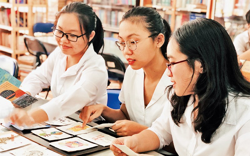 Học sinh Trường THPT Nguyễn Hữu Hu&acirc;n (quận Thủ &ETH;ức) trong giờ tự học tại thư viện trường.