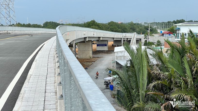 Phần lan can bảo vệ cầu bằng th&eacute;p cao 1m, lề bộ h&agrave;nh rộng 1m l&aacute;t gạch đ&atilde; ho&agrave;n th&agrave;nh lắp đặt. Ảnh: T.K