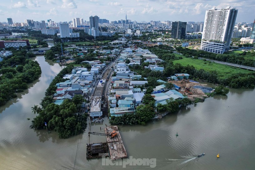 Cầu Rạch Đỉa nằm tr&ecirc;n đường L&ecirc; Văn Lương, bắt đầu từ đại lộ Nguyễn Văn Linh (quận 7) đến chợ Rạch Đỉa (x&atilde; Phước Kiểng, huyện Nh&agrave; B&egrave;). Dự &aacute;n x&acirc;y mới c&acirc;y cầu ở cửa ng&otilde; ph&iacute;a Nam&nbsp;TPHCM&nbsp;n&agrave;y hiện đ&atilde; thi c&ocirc;ng đạt khoảng 70% khối lượng.