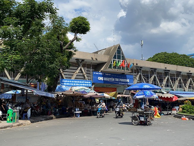 Khu vực tổ chức phố đi bộ quận 10 ngay trước chợ Nguyễn Tri Phương. Ảnh: Đ&Agrave;O TRANG