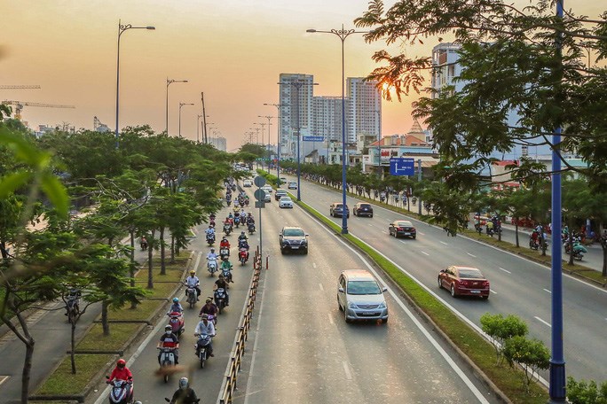 Đại lộ V&otilde; Văn Kiệt - nơi c&oacute; l&agrave;n đường d&agrave;nh ri&ecirc;ng cho xe m&aacute;y - sẽ l&agrave; tuyến đường đầu ti&ecirc;n c&oacute; bu&yacute;t nhanh tại TP HCM Ảnh: HO&Agrave;NG TRIỀU