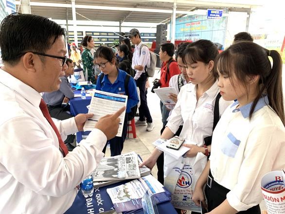 Gi&aacute;o vi&ecirc;n&nbsp;Trường ĐH Khoa học tự nhi&ecirc;n - tư vấn cho học sinh trong chương tr&igrave;nh tư vấn tuyển sinh - hướng nghiệp 2020 của b&aacute;o Tuổi Trẻ - &Agrave;nh: TRẦN HUỲNH