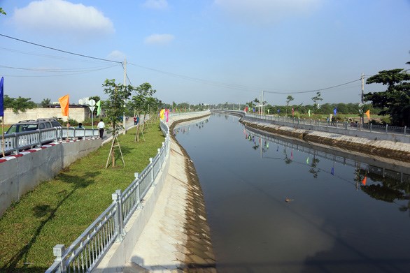 Một k&ecirc;nh được cải tạo khang trang với hệ thống k&egrave; v&agrave; đường d&acirc;n sinh dọc hai bờ k&ecirc;nh tại quận 12 - Ảnh: L&Ecirc; PHAN