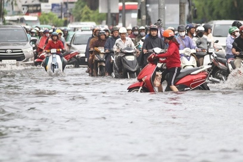 Đường Nguyễn Hữu Cảnh (quận B&igrave;nh Thạnh, TPHCM) thường xuy&ecirc;n ngập nặng mỗi khi mưa lớn. Ảnh: Minh Qu&acirc;n