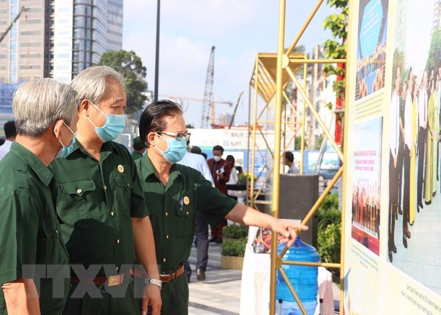 C&aacute;c hội vi&ecirc;n Hội Cựu Chiến binh th&agrave;nh phố tham quan triển l&atilde;m. (Ảnh: Thu Hương/TTXVN)