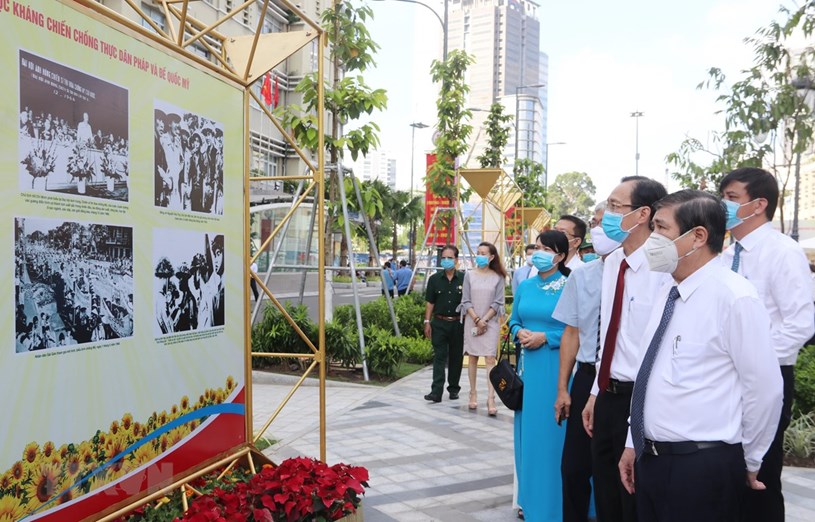 L&atilde;nh đạo Th&agrave;nh phố Hồ Ch&iacute; Minh tham quan triển l&atilde;m ảnh. (Ảnh: Thu Hương/TTXVN)