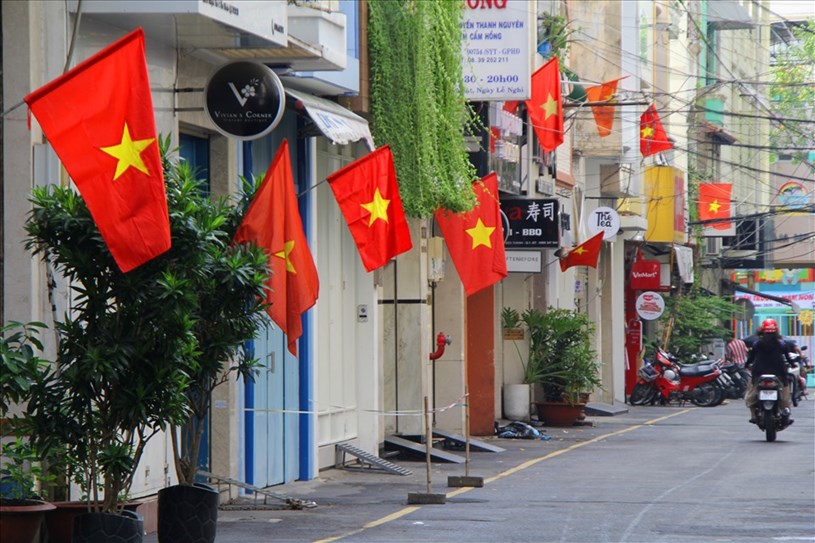 Việc treo cờ hoa mang &yacute; nghĩa quan trọng, nhắc nhở to&agrave;n d&acirc;n, đặc biệt l&agrave; giới trẻ về ng&agrave;y Tết Độc lập của d&acirc;n tộc Việt Nam.&nbsp;