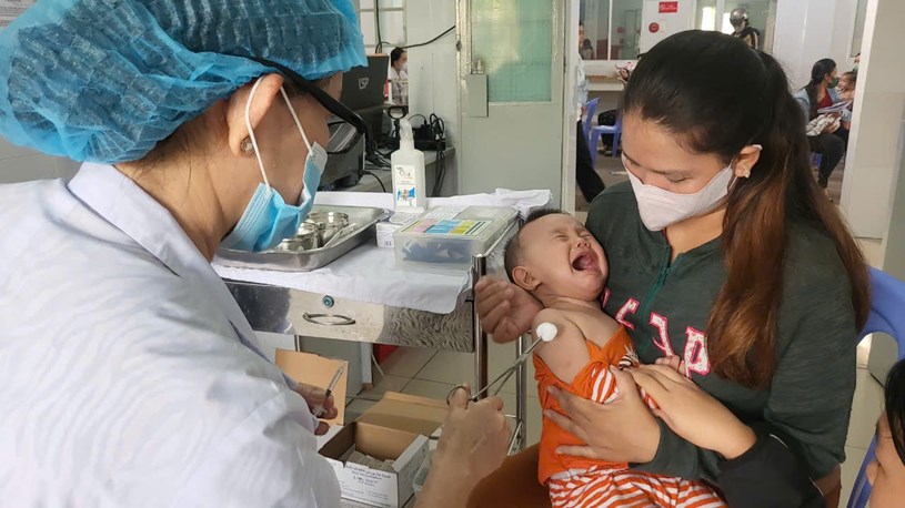 Nh&acirc;n vi&ecirc;n y tế ti&ecirc;m vaccine sởi cho trẻ