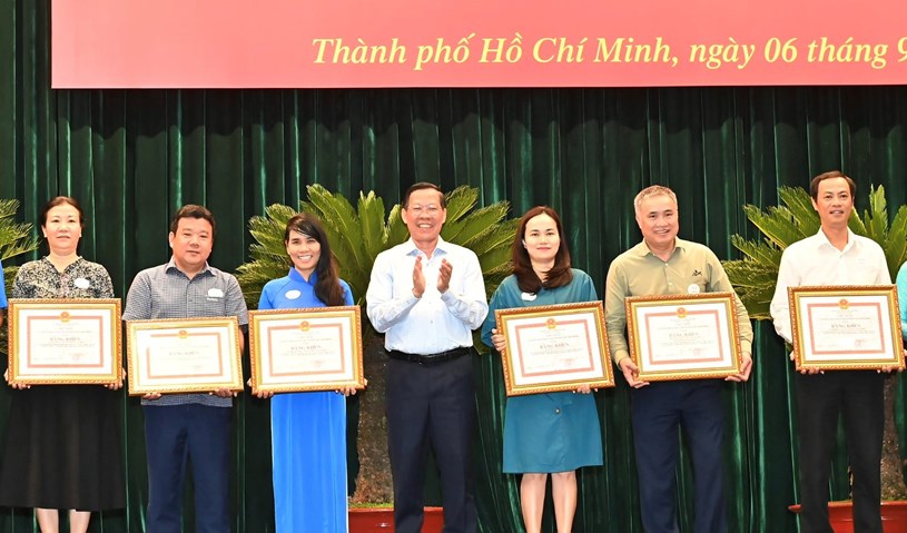 Đồng ch&iacute; Phan Văn M&atilde;i trao bằng khen c&aacute;c tập thể c&oacute; th&agrave;nh t&iacute;ch xuất sắc. Ảnh: VIỆT DŨNG