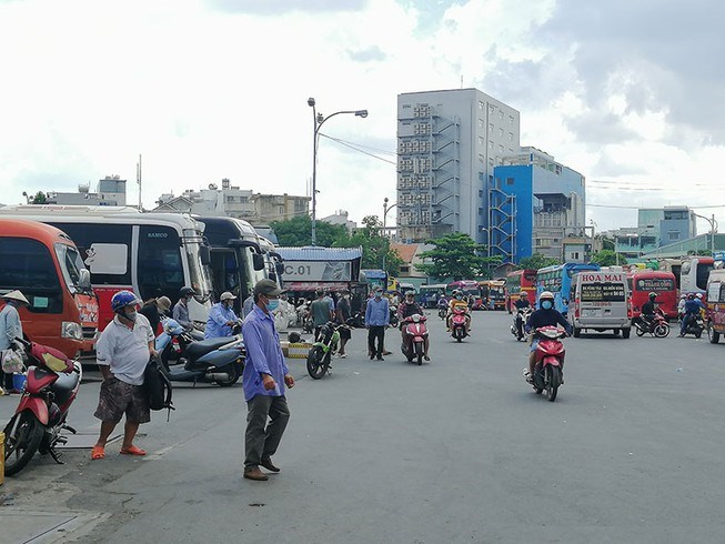 Lượng kh&aacute;ch kh&ocirc;ng qu&aacute; đ&ocirc;ng đ&uacute;c tại Bến xe Miền Đ&ocirc;ng. Ảnh: THU TRINH