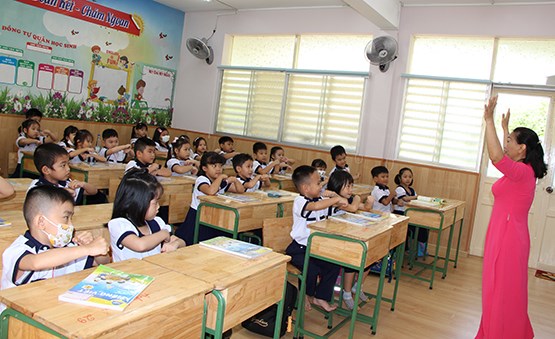 Học sinh lớp 1 Trường Tiểu học Nguyễn Bỉnh Khi&ecirc;m, Q.1 được gi&aacute;o vi&ecirc;n ch&uacute; trọng thiết kế&nbsp;nhiều tr&ograve; chơi trong buổi học đầu năm