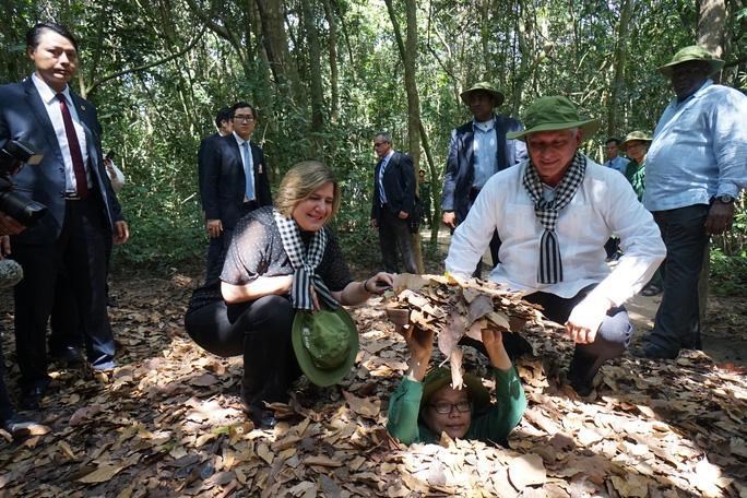 Chủ tịch Hội đồng Nh&agrave; nước v&agrave; Hội đồng Bộ trưởng Cuba Miguel Diaz Canel c&ugrave;ng phu nh&acirc;n tham quan địa đạo Củ Chi hồi th&aacute;ng 11-2018 (Ảnh: Ho&agrave;ng Triều)