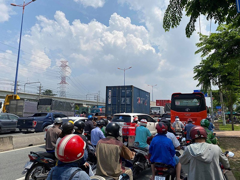 Khu vực cảng Trường Thọ thường xuy&ecirc;n kẹt xe do nhiều xe tải, xe container xếp h&agrave;ng chờ ra v&agrave;o cảng. Ảnh: Đ&Agrave;O TRANG