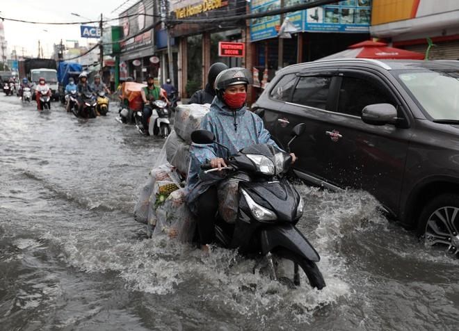 Ngập nước đường T&ocirc; Ngọc V&acirc;n, P.Linh Đ&ocirc;ng, Q.Thủ Đức