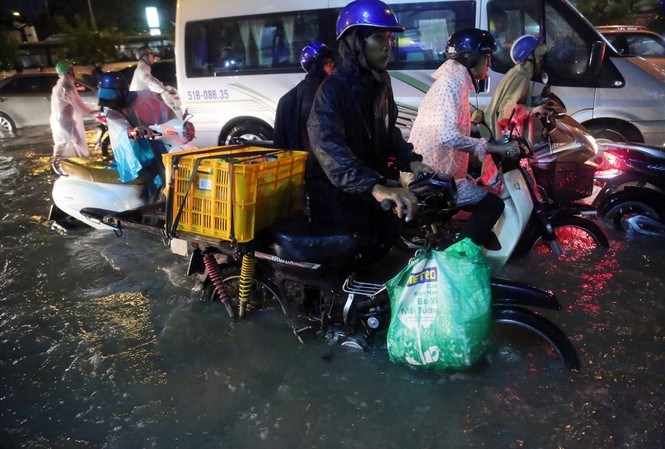 Mưa lớn, nước tr&agrave;n v&agrave;o tầng hầm một cao ốc ở trung t&acirc;m TPHCM nhấn ch&igrave;m h&agrave;ng trăm chiếc xe tron đợt mưa lớn bất thường vừa qua