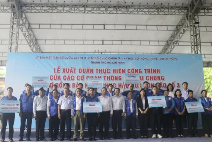 L&atilde;nh đạo Ủy ban MTTQ Việt Nam TP.HCM, Sở TT-TT TP.HCM c&ugrave;ng đại diện c&aacute;c cơ quan th&ocirc;ng tấn, b&aacute;o ch&iacute; c&ugrave;ng tại lễ xuất qu&acirc;n. ẢNH: TH&Uacute;Y LIỄU