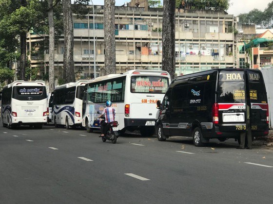 Xe đậu dưới l&ograve;ng đường H&ugrave;ng Vương, quận 5 chờ đ&oacute;n kh&aacute;ch về c&aacute;c tỉnh