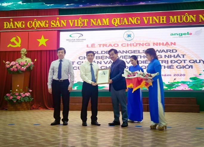 PGS-TS-BS Nguyễn Huy Thắng, Chủ tịch Hội Đột quỵ TP HCM (phải) trao chứng nhận ti&ecirc;u chuẩn Golden Angels Award cho PGS-TS-BS L&ecirc; Đ&igrave;nh Thanh. Ảnh: Anh Thư